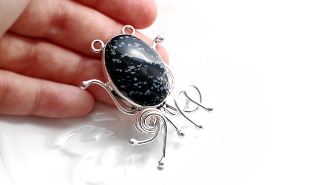 Pandant obsidian snowflake in rama de alama argintata