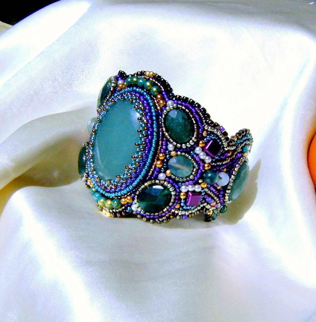 Retinuta E / Bratara vintage "Purple-green-gold"