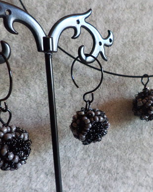 un set de bijuterii handmade din sarma de cupru vopsita negru si margele de nisip - black