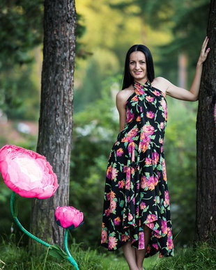 rochie cu flori si cu spatele gol