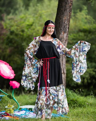 rochie cu maneci largi,clopot,lunga,cu pene si fluturi