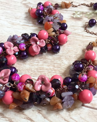 Colier floral in tonuri de mov si coral
