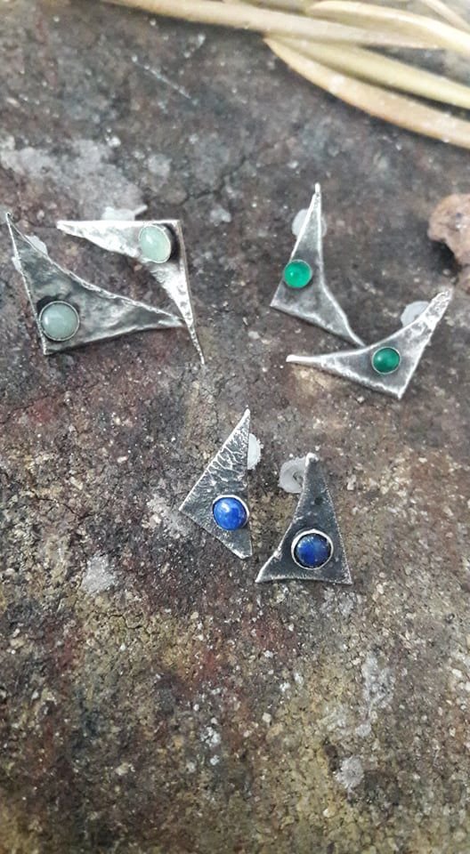 Cercei cu tija din argint reticulat, partial oxidat si cabochoane de onix verde, lapis lazuli si aventurin