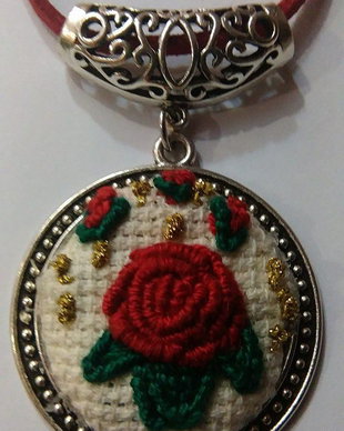 Pandantiv cu broderie manuala
