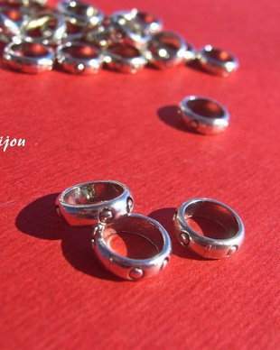 Inelus argintiu, gravat cu cerculete aprox 2.5x8 mm
