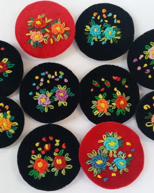 Brose cu flori, brodate pe catifea neagra