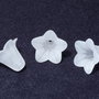 Margele din acril, frosted, floare, 16x12 mm, albe