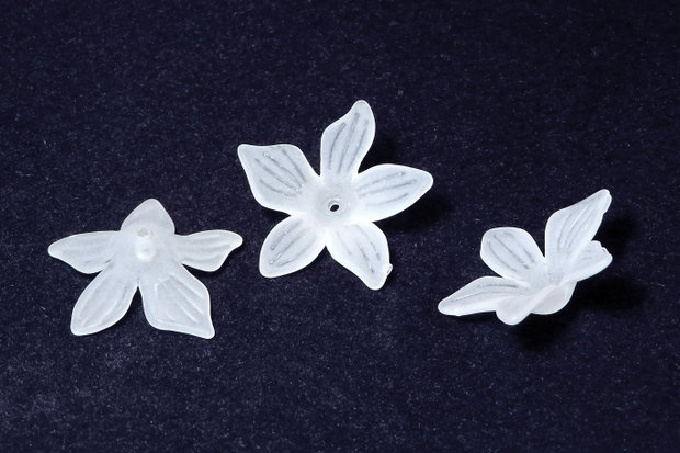 Margele din acril, frosted, floare, 27x7 mm, albe