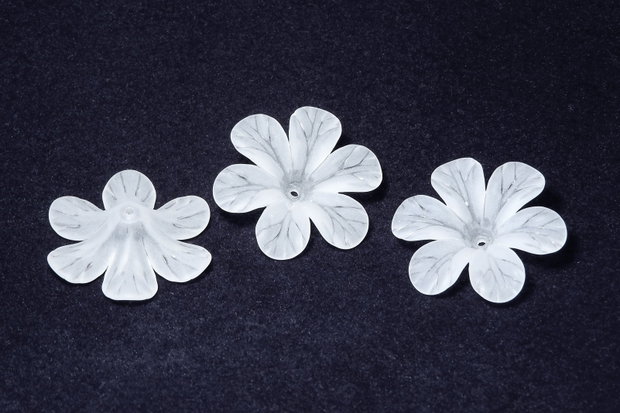 Margele din acril, frosted, floare, 33x8 mm, albe