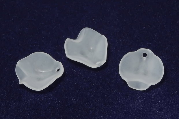 Pandantiv din acril, frosted, frunza, 15x15x4 mm, albe