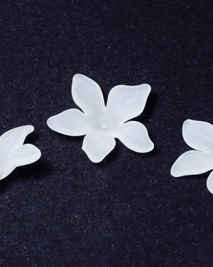 Margele din acril, frosted, floare, 29x27 mm, albe