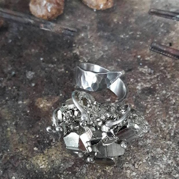 Inel supradimensionat din argint 925 cu textura de ciocan si piatra bruta de pirita