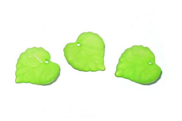 Pandantiv din acril, frosted, frunza, 16x15 mm, vernil