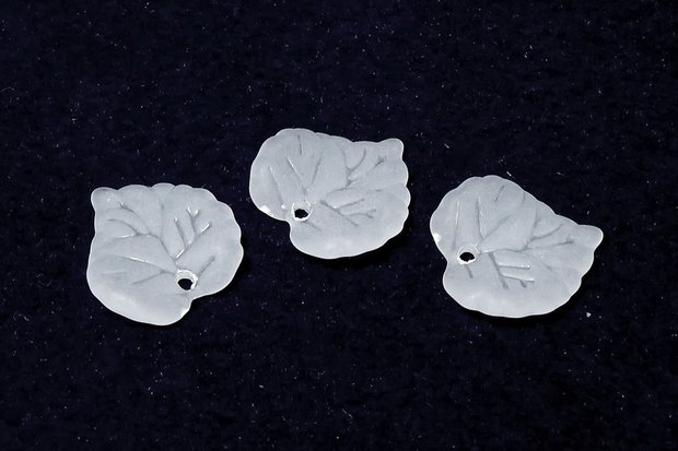 Pandantiv din acril, frosted, frunza, 16x15 mm, albe