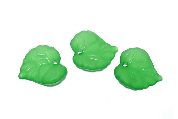 Pandantiv din acril, frosted, frunza, 16x15 mm, verde