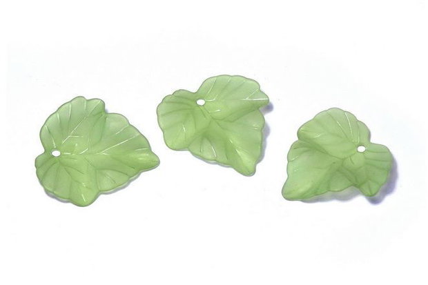 Pandantiv din acril, frosted, frunza, 24x23x3 mm, verzi