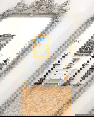 Oglinda din cristal cu o rama gri deschis cu diverse decoratiuni