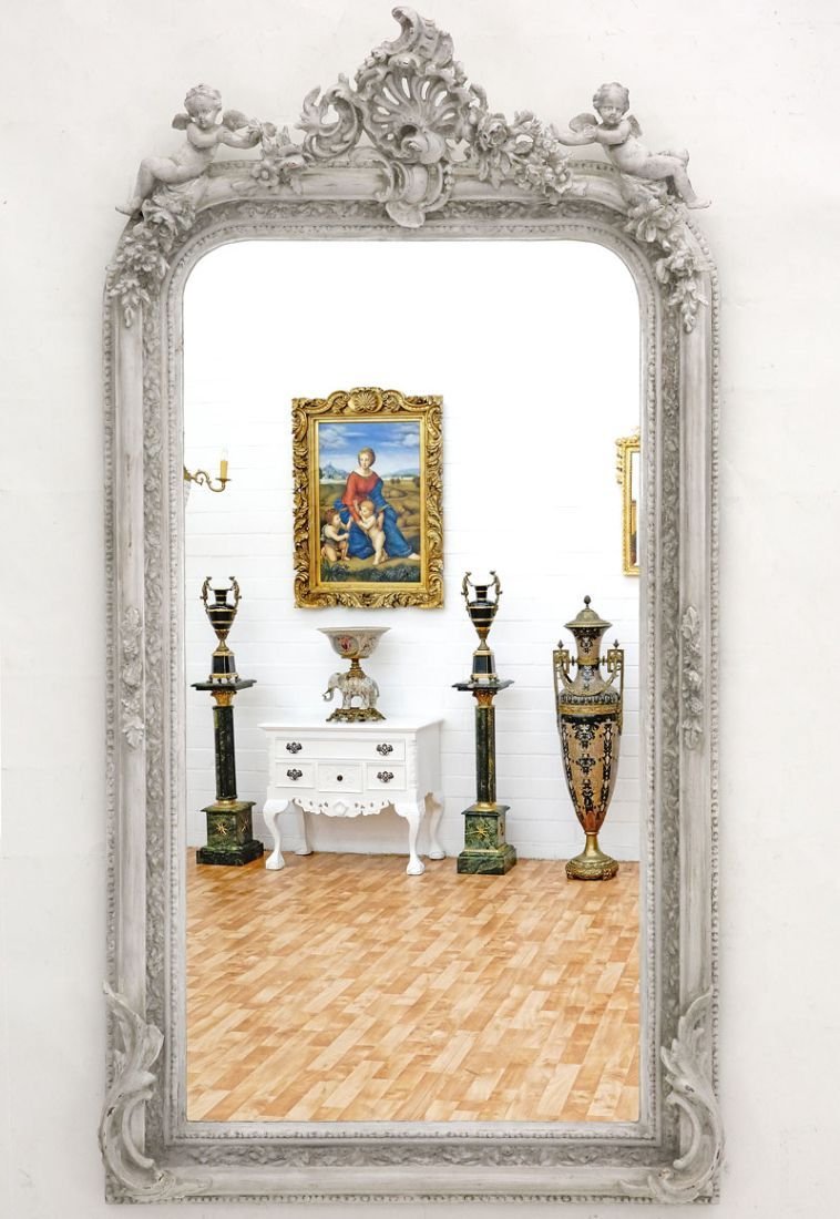 Oglinda din cristal cu o rama gri deschis cu diverse decoratiuni