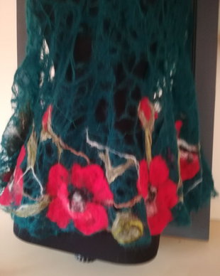 Poncho din fir fin dantela de mohair, cu maci impasliti