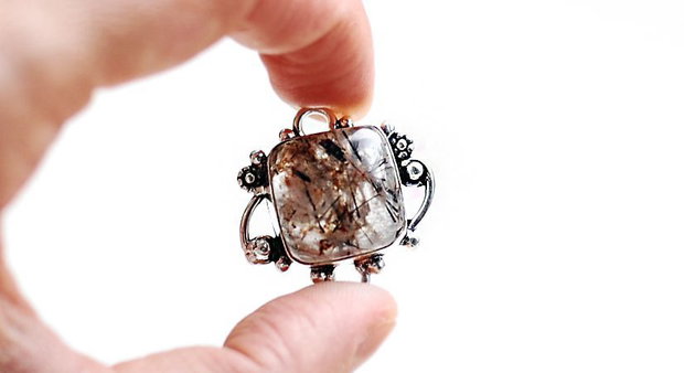 Quartz rutliat in rama argintata si antichizata
