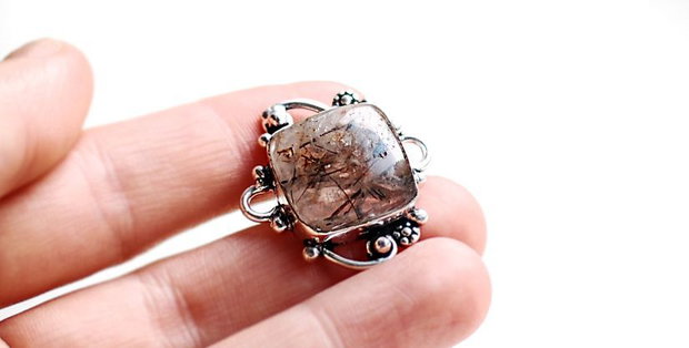 Quartz rutliat in rama argintata si antichizata