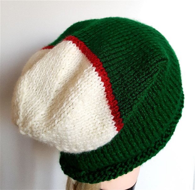 Caciula verde, tricotata manual