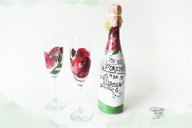 Sticlă și pahare cu flori bordeaux