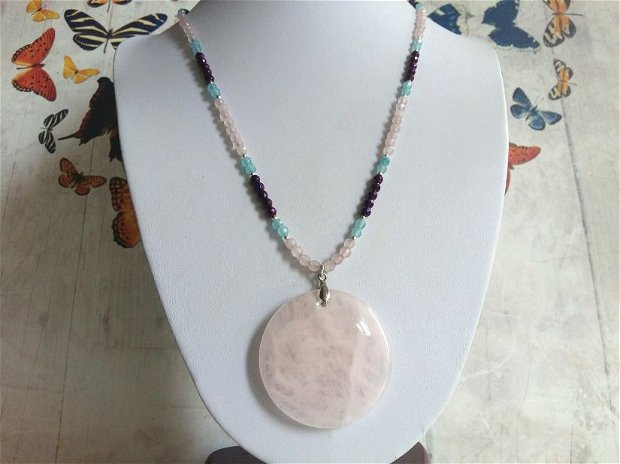 Colier lung din pietre fatetate de quartz roz, aquamarin si hematit violet si pandant din quartz roz