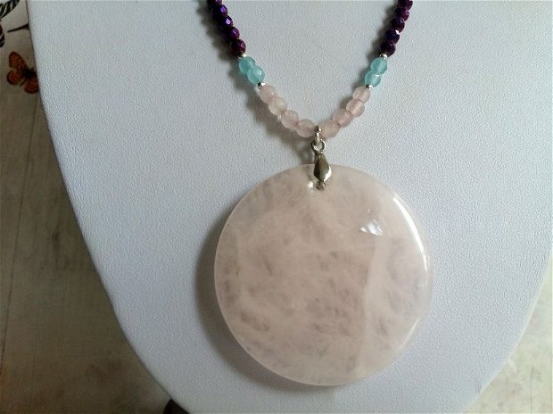Colier lung din pietre fatetate de quartz roz, aquamarin si hematit violet si pandant din quartz roz