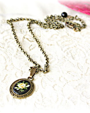 Colier vintage cu trandafir galben