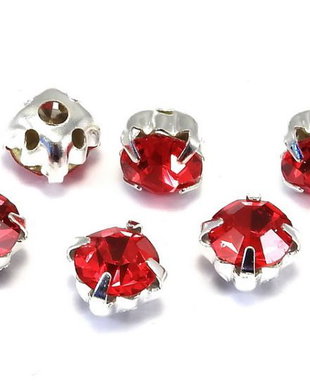 Distantiere montee cu strasuri rosii, argintii, 3x3x3 mm