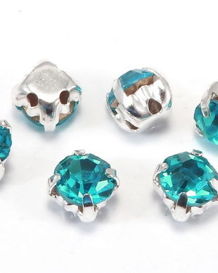 Distantiere montee cu strasuri turcoaz, argintii, 5x5x4 mm