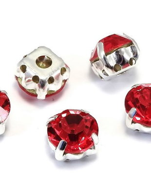 Distantiere montee cu strasuri rosii, argintii, 8x8x6 mm
