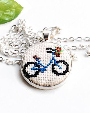 Colier cu broderie manuala - bicicleta pe panza taraneasca cod CA 520