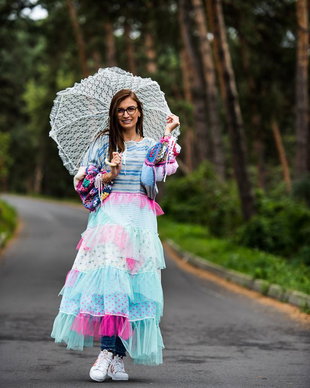 rochie cu tull,volane,buline,dantela,croset  si maneci largi