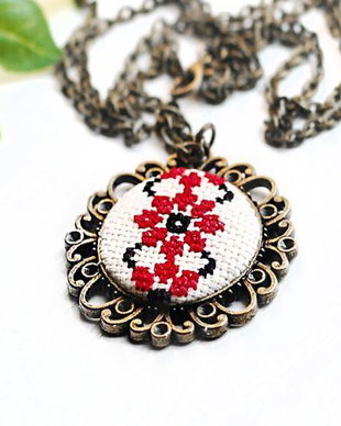 Colier cu broderie manuala-rosu si negru, pe panza taraneasca cod CA 522