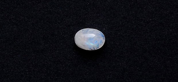 Moonstone alb cu irizatii albastre  - N06