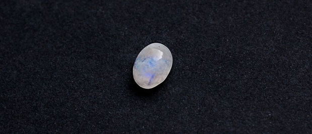 Moonstone alb cu irizatii albastre  - N06