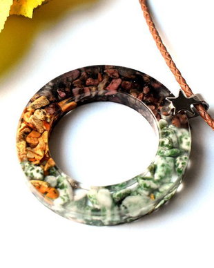 Colier din rășină eco cu pietre naturale, Pandantiv din rasina cu insertii in culori de toamna