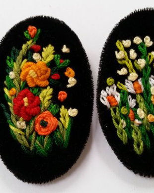 Brose ovale brodate pe catifea neagra