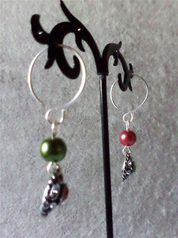 Cercei handmade din sarma gilt,perle din sticla si link din argint tibetan cu pietre colorate - red & green