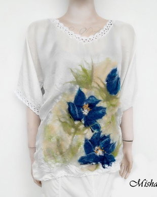 Bluza din matase si floricele albastre impaslite