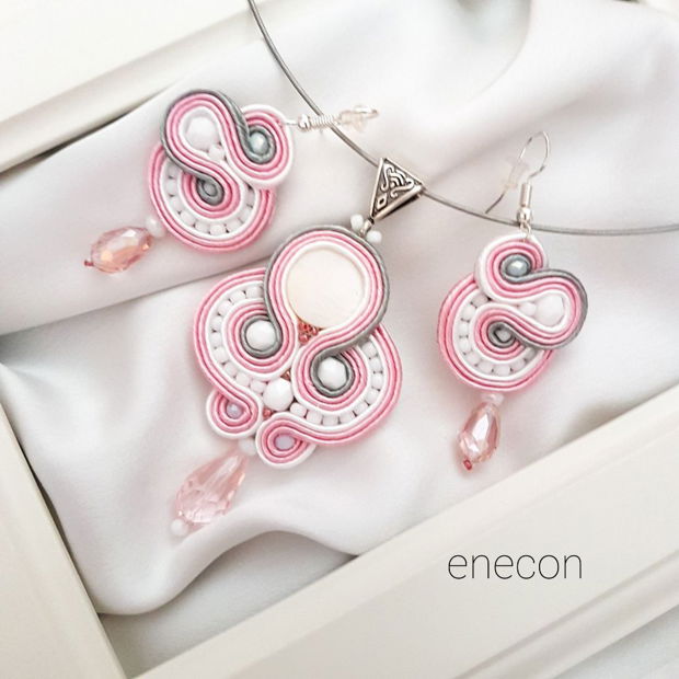 Set soutache roz-alb-gri cu sidef si cristale