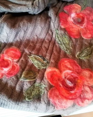 Poncho tricotat cu flori de lână merinos impaslite