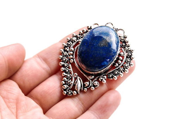 Pandant masiv cu  Lapis Lazuli in rama argintata