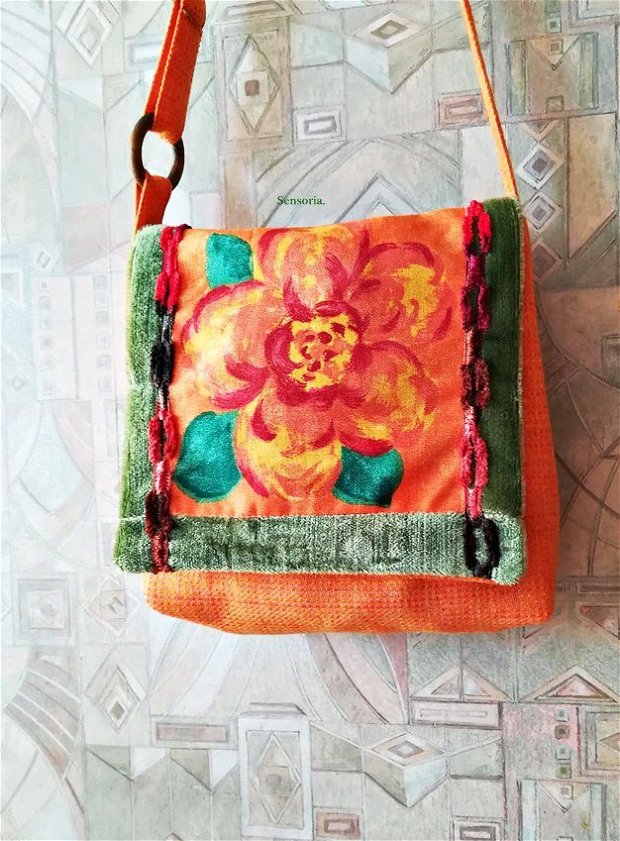 geanta portocalie cu floare in tablou