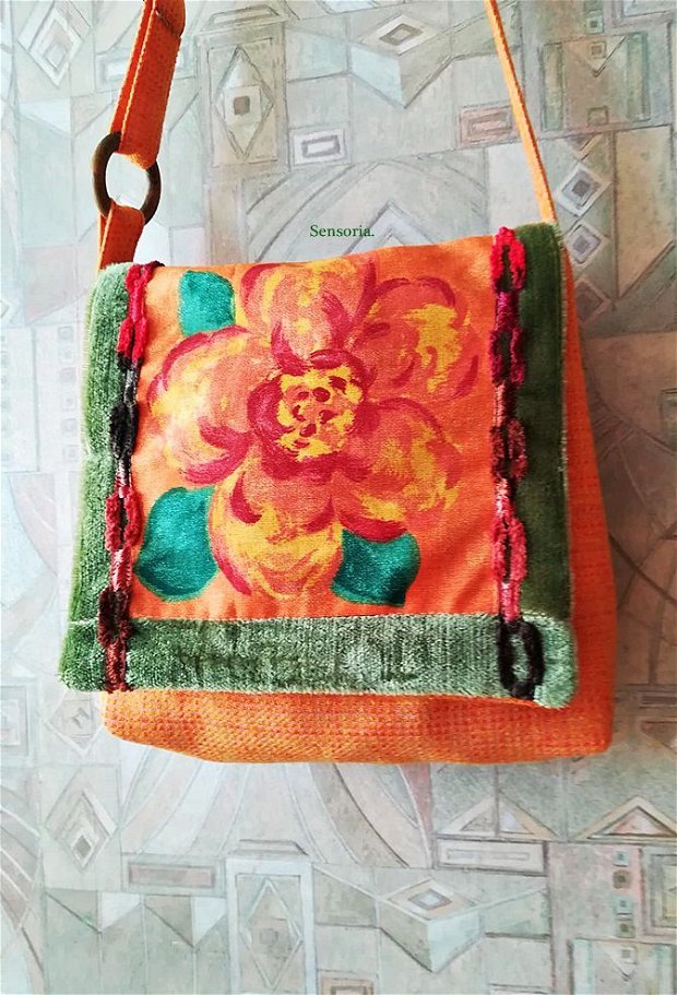 geanta portocalie cu floare in tablou