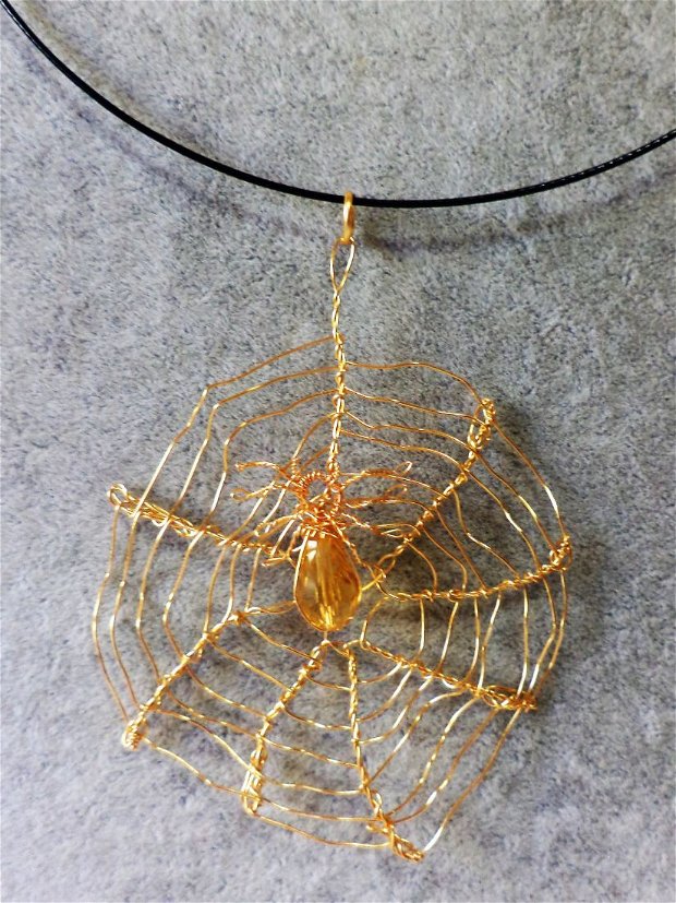 Colier handmade din sarma gilt si margea de cristal - panza de paianjen