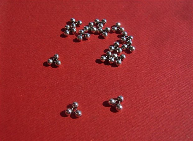Triunghi cu bilute - distantier din argint .925 aprox 6x6x3 mm