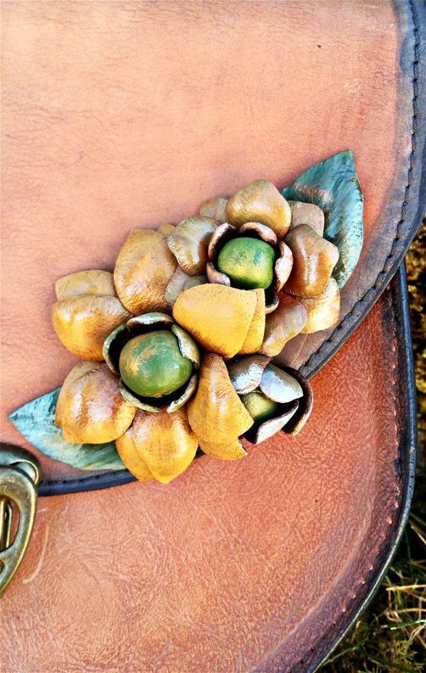 Geantă piele naturala mesager, Toamna Flori Relief, maro, de umar